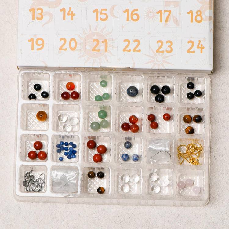 Reference card displaying ~20 gemstone types and example projects for bracelets, necklaces and rings.