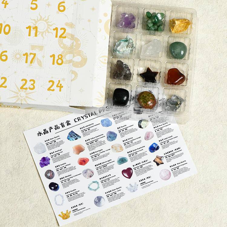 Tray of mixed gemstones beside a bilingual identification card listing stones like clear quartz, amethyst and citrine.
